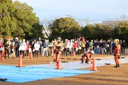 水没車に避難している人を救助するため高所から地上へロープを張る準備