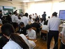 授業中の生徒を参観する先生方