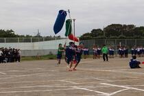 男子の吹き流しリレーの様子