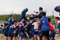 男子の騎馬戦の様子