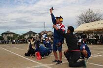 競技開始の合図をする生徒