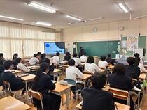 弁護士の先生の話を聞く生徒たち