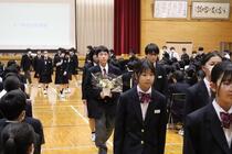 上級生からもらった花かごを大切にもつ１年生