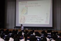 スライドで説明している様子