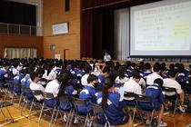 意見を交流し、メモする様子