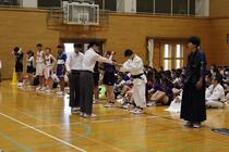 勝利のはちまきの伝達