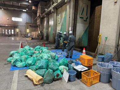 令和6年度ごみ質分析調査展開検査開始前写真（プラットホームにて）