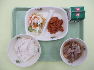 タコライス （ご飯・タコライスの具）・ 牛乳・ キャベツサラダ・ イナムドゥチ