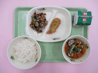 ご飯・ 牛乳・ あじフリッター・ ひじきそぼろ・ 夏野菜けんちん汁