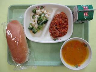 コッペパン・ 牛乳・ スラッピージョー・ 花野菜サラダ・ 豆乳・かぼちゃポタージュ