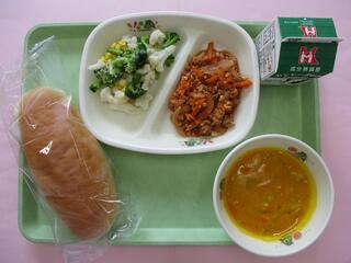 コッペパン・ 牛乳 ・スラッピージョー・ 花野菜サラダ・ 豆乳かぼちゃポタージュ