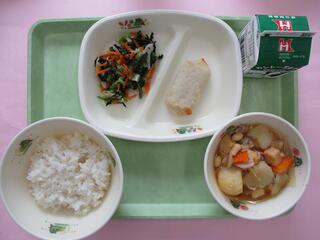 ご飯 ・牛乳・ チーズかまぼこ・ 小松菜の和風サラダ ・豆じゃが