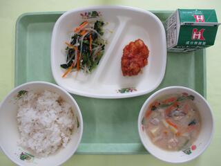 麦ご飯・ 牛乳・ ヤンニョムチキン・ こまつナムル・ 豆乳ごまスープ