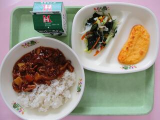 トマトハヤシライス（麦ご飯・トマトハヤシルー）・ 牛乳・ オムレツ・ 海藻サラダ