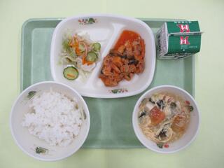 ご飯 ・牛乳・ 豚肉と厚揚げのチリソース炒め・ 中華サラダ・ トマトのサンラータン