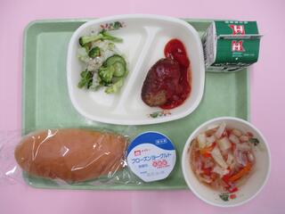 はちみつパン・ 牛乳・ ハンバーグリュテニッツァソース・ グリーンサラダ ・ボブチョルバ ・フローズンヨーグルト