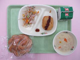 ブルーベリーロール・ 牛乳・ 野菜コロッケ・ かみかみサラダ・ 豆乳シチュー