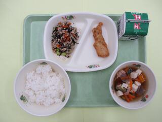 ご飯 ・牛乳・ あじフリッター・ ひじきそぼろ・ 夏野菜けんちん汁