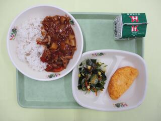トマトハヤシライス（麦ご飯・トマトハヤシルー）・ 牛乳・ オムレツ・ 海藻サラダ