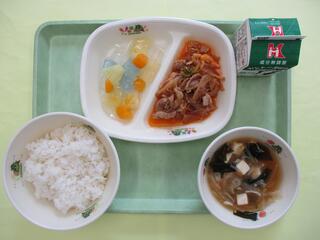ご飯・牛乳・ キムタク炒め・ 豆腐とわかめのみそ汁・ ソーダゼリーミックス