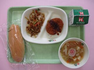 焼きそばパン （背割りコッペパン・焼きそば）・ 牛乳・ カリカリメンチカツ ・野菜たっぷり五目スープ