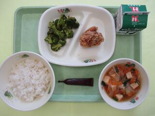 麦ご飯・ 牛乳・ミルメーク（ココア）・ 鶏肉のから揚げ・ ブロッコリーのおかか和え ・キムチスープ