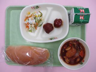 コッペパン ・牛乳 ・肉団子トマトソース・ クルトンサラダ・ 鶏肉の米粉ブラウンシチュー