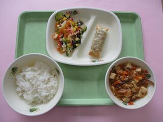 ご飯・ 牛乳・ ぎょうざロール・ オーシャンサラダ・ マーボー豆腐