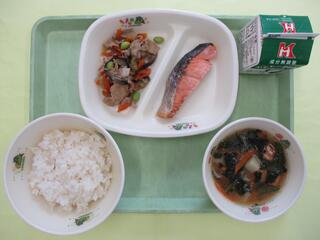 ご飯 ・牛乳・ さけの塩焼き・ 豚肉となすのしょうが炒め・ じゃがいものみそ汁