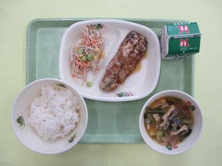 ご飯 ・牛乳・ さんまのかば焼き・ ごぼうサラダ・ さつまいものみそ汁