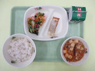 麦ご飯・ 牛乳・ ぎょうざロール・ オーシャンサラダ・ マーボー豆腐