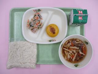 けんちんうどん （ソフトめん・うどん汁）・ 牛乳・ かぼちゃおやき・ 白菜とれんこんのサラダ