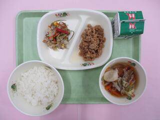 れんこん入り肉そぼろ丼（ご飯・れんこん入り肉そぼろ）・ 牛乳・ りっちゃんサラダ ・すいとん汁