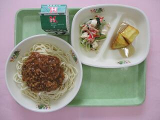 ジャージャーうどん（ソフト麺・ジャージャーうどんの具）・ 牛乳・ 豆腐サラダ ・大学いも