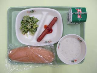 コッペパン・ 牛乳・ フランクフルト・ グリーンサラダ・ じゃがいものポタージュ