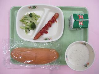 コッペパン・牛乳・ フランクフルト・ グリーンサラダ・ じゃがいものポタージュ