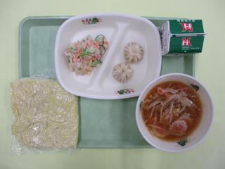 みそラーメン（中華麺・みそラーメンスープ）・ 牛乳・ 肉入りパオズ・ ツナサラダ