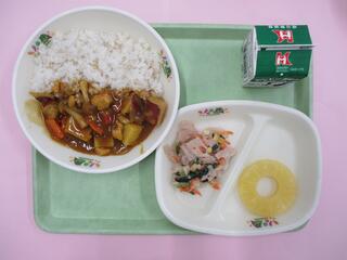 さつまいもカレーライス （ご飯・さつまいもカレー）・ 牛乳・ れんこんと油揚げのサラダ ・パインアップル