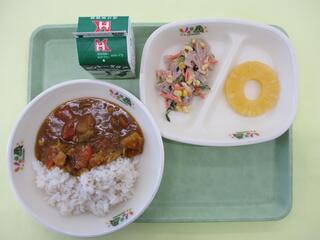 さつまいもカレーライス(麦ごはん・さつまいもカレー)・牛乳・れんこんと油揚げのサラダ・パインアップル