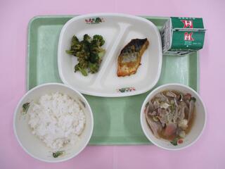 ご飯 ・牛乳 ・さばの塩麹カレー焼き・ ブロッコリーのおかか和え・ 具だくさん豚汁