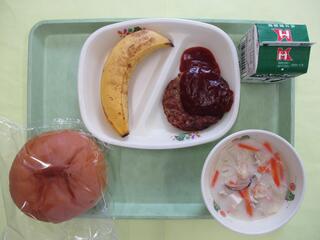 ハンバーガー（バンズパン・ バーガーパティデミグラスソース）・ 牛乳 ・シェントウジャン風スープ ・台湾バナナ