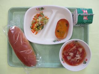 はちみつパン・ 牛乳・ 米粉かぼちゃグラタン・ イタリアンサラダ・ ミネストローネ