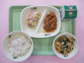 肉みそそぼろ丼 (ご飯・肉みそそぼろ)・ 牛乳・ パクパクサラダ・ かき玉汁