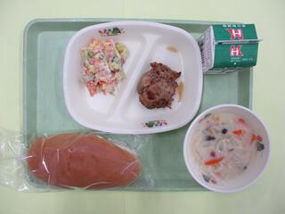 コッペパン・ 牛乳・ 鶏肉のマスタード焼き・ ツナサラダ・ きのこの豆乳スープ　