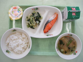 ご飯・牛乳・さけの塩焼き・たくあん和え・栄養味噌汁・豆乳プリン