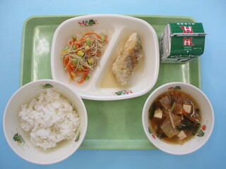 ご飯・牛乳・白身魚のレモン風味・かみかみごぼうサラダ・キムチスープ