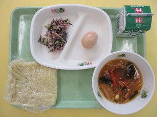 ソフト中華麺・味噌ラーメンスープ・牛乳・しょうゆたまご・ひじきサラダ