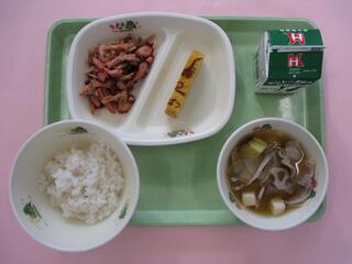 さくらダコ飯 （ご飯・さくらダコ飯の具）・ 牛乳・ まいりゅう厚焼き玉子 ・茨城たっぷり豚汁
