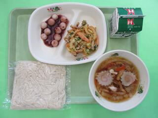 鶏南蛮うどん（ソフトめん・うどん汁）・ 牛乳・ 野菜かき揚げ・ 白玉ぜんざい