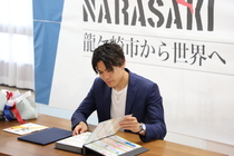 楢崎選手が応援メッセージを閲覧している様子